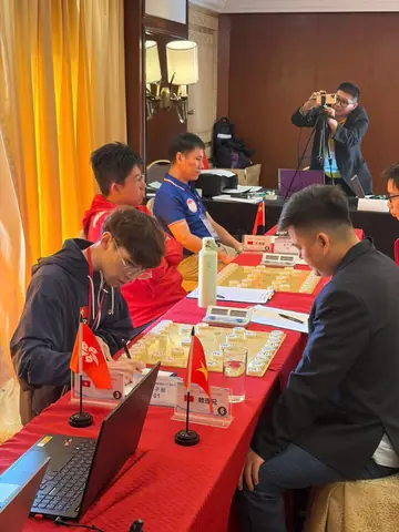 Männer, Runde 6, Brett 1: Feng Jiajun (Hongkong, China) gegen Lai Ly Huynh (Vietnam).