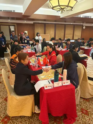 Frauen, Runde 5, Brett 2: Lam Ka Yan (Hongkong, China) und Dam Thi Thuy Dung (Vietnam) beim Handschlag vor der Partie.
