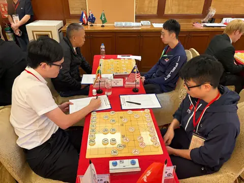 Spieler des Männerturniers im Spielsaal.