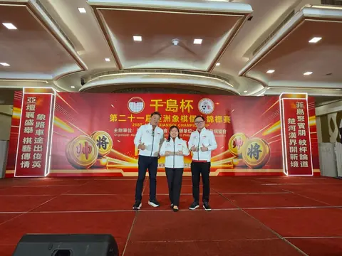 Die Spieler aus Singapur vor der offiziellen Turnierwand in Manila.
