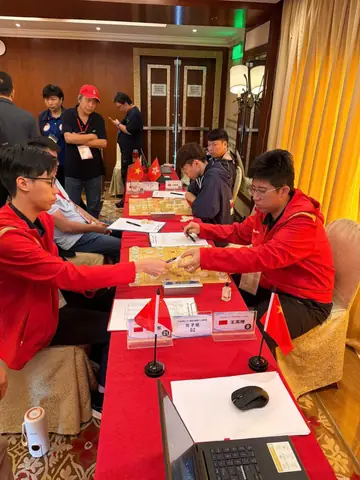 Männer, Runde 6, Brett 2: Wang Yubo und Cheng Yudong (China) beim Handschlag vor der Partie.